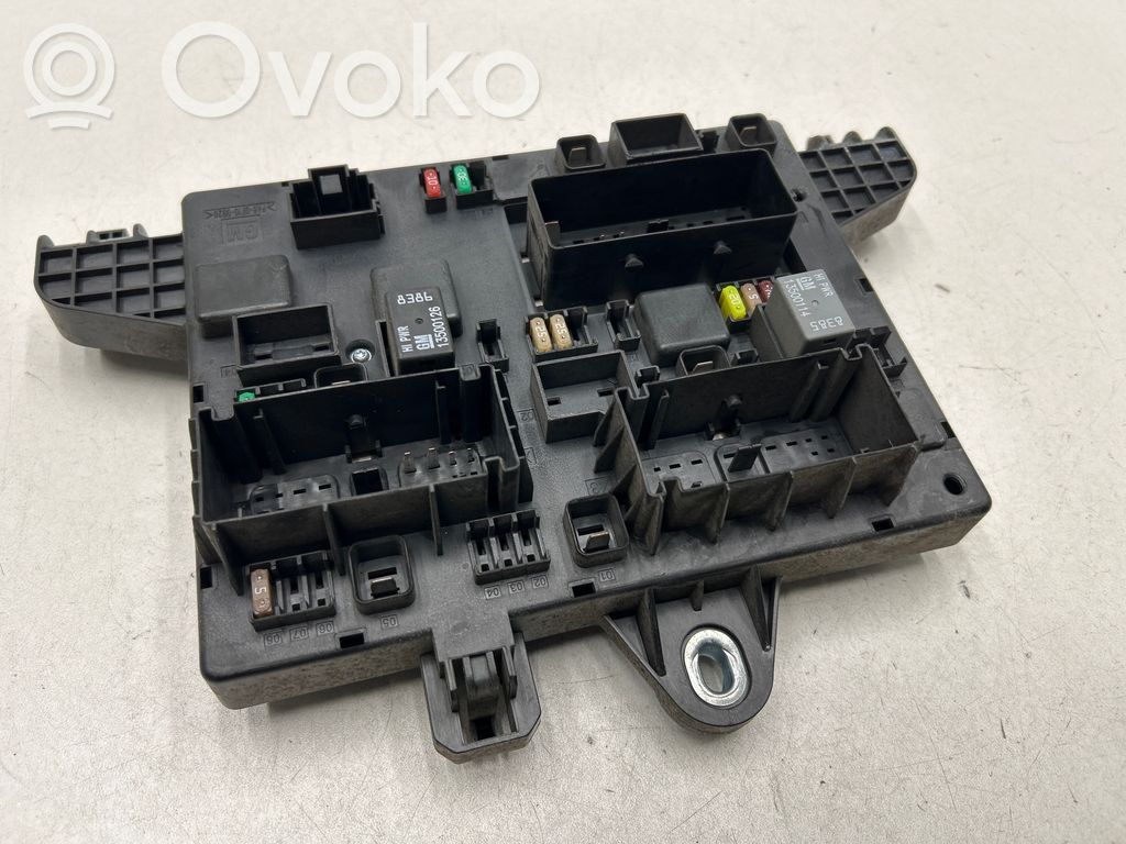 Opel Astra J Ramka / Moduł bezpieczników 