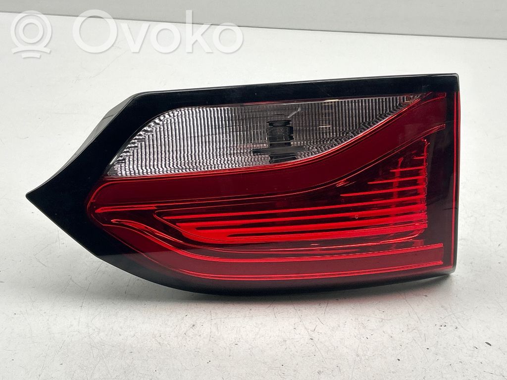Chrysler Pacifica Aizmugurējais lukturis pārsegā 