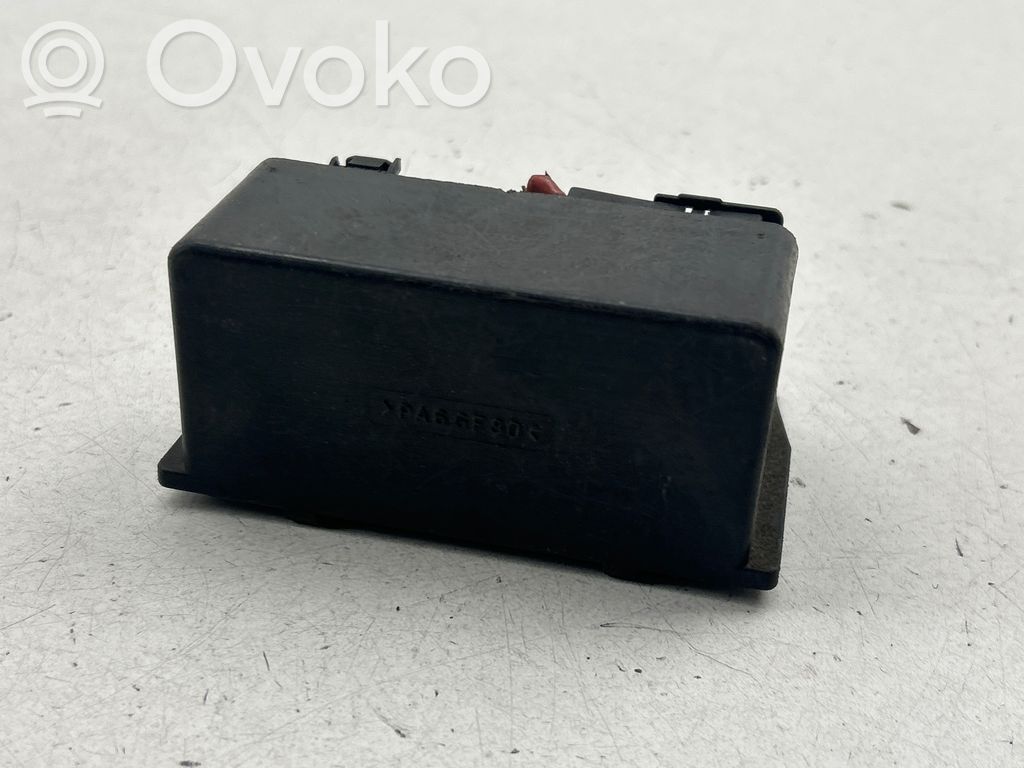 Mercedes-Benz C W203 Glow plug pre-heat relay 