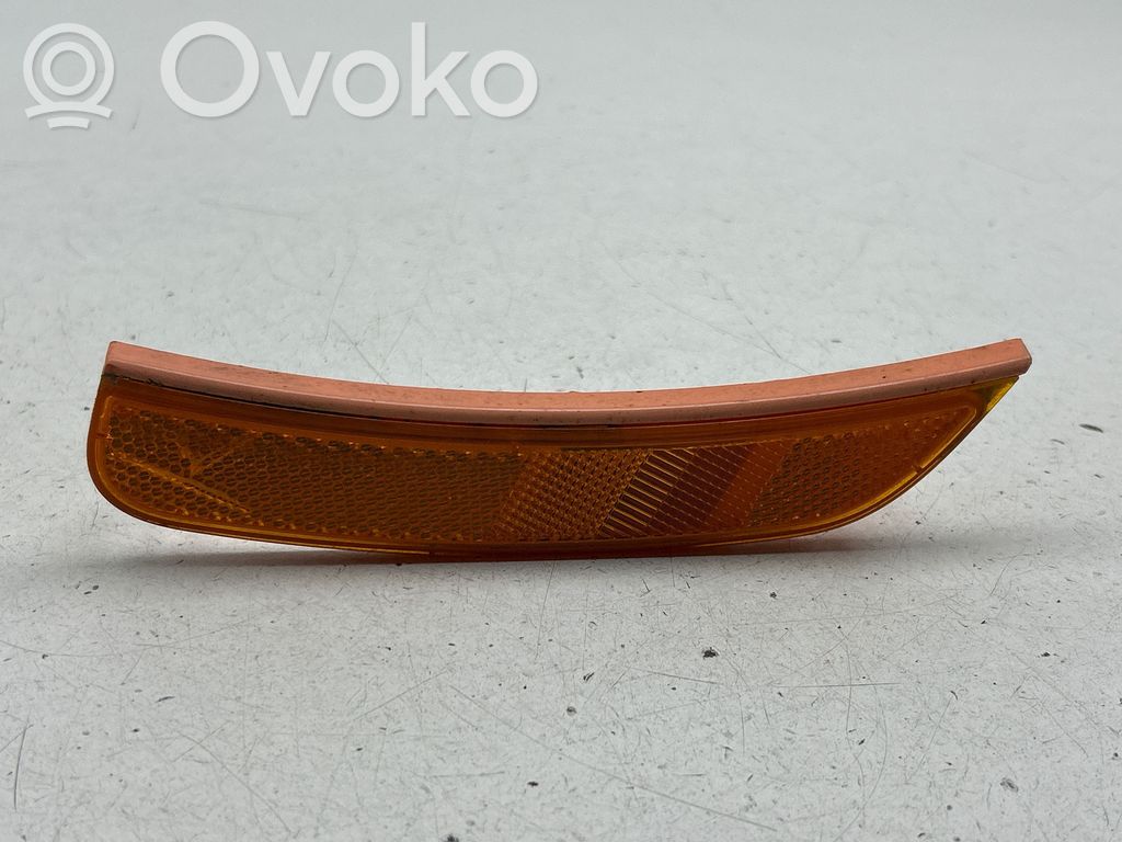 Chrysler Pacifica Front reflector 