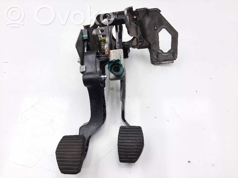 Peugeot 208 I Clutch pedal 