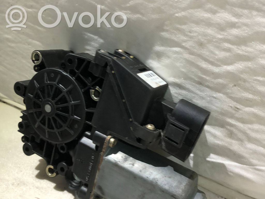 Audi A4 S4 B5 8D Silnik regulatora szyby drzwi przednich 