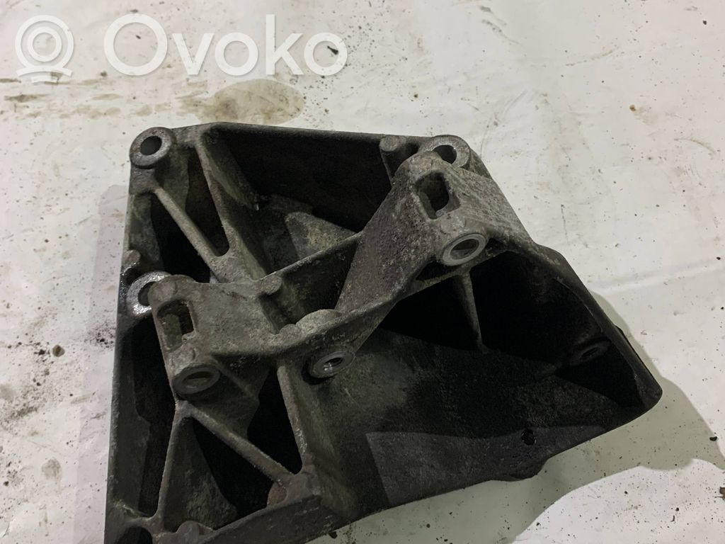 BMW 5 E39 Engine mounting bracket 
