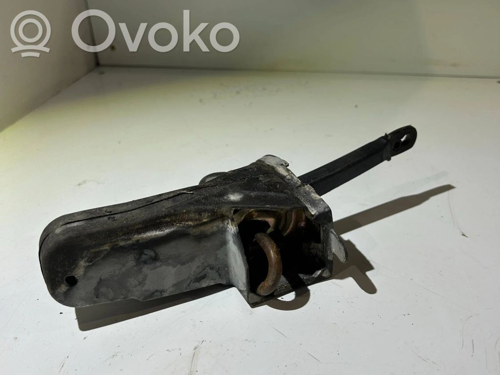 BMW 5 E39 Takaoven pidätin 