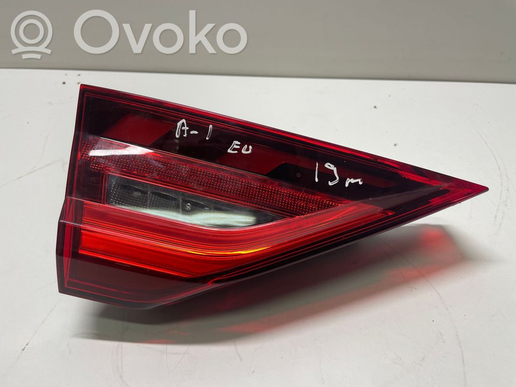 Lampy tylnej klapy bagażnika   82A945093C