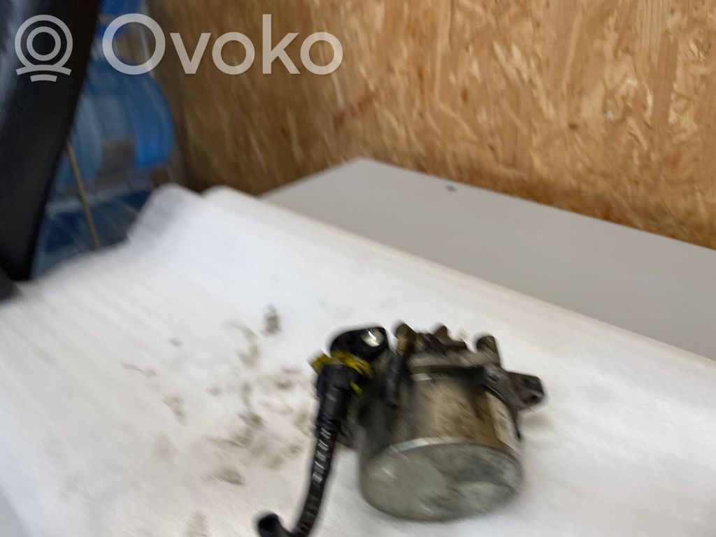 Opel Astra J Vacuum pump 