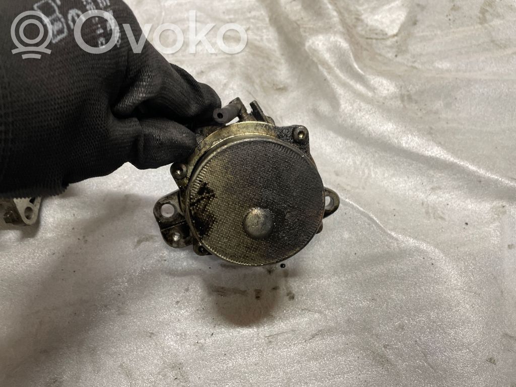 Opel Astra J Vacuum pump 