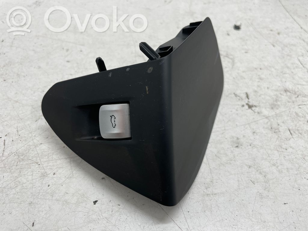 Tailgate/boot open switch button   9299459