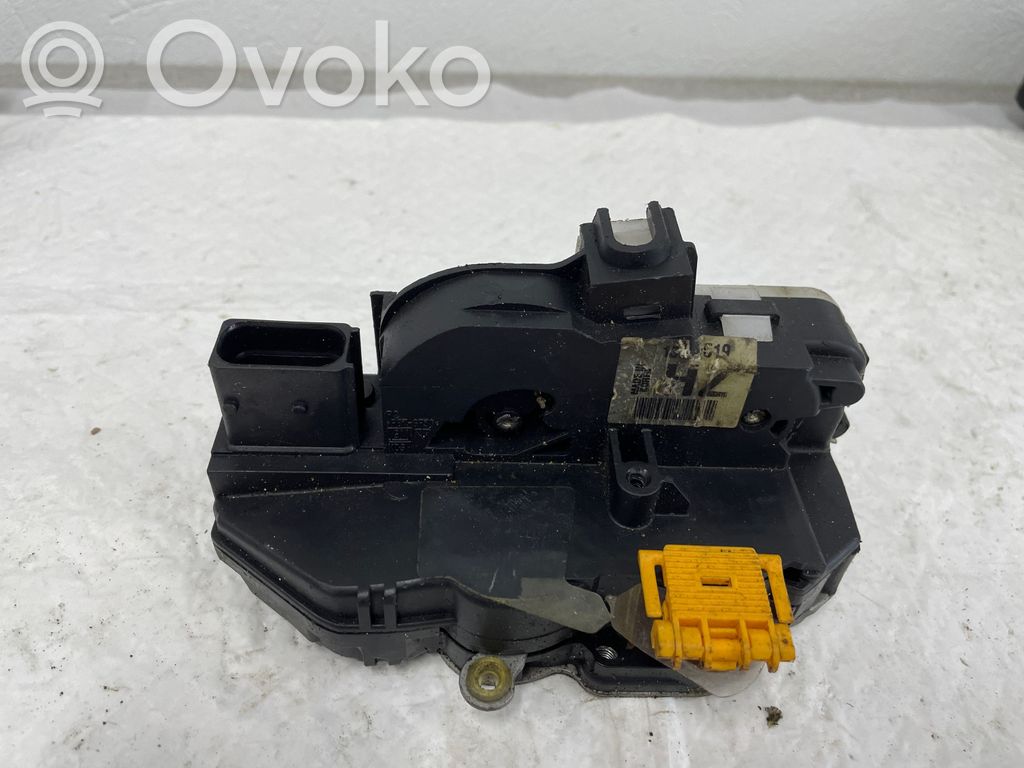 Opel Astra J Priekšpusē slēdzene 