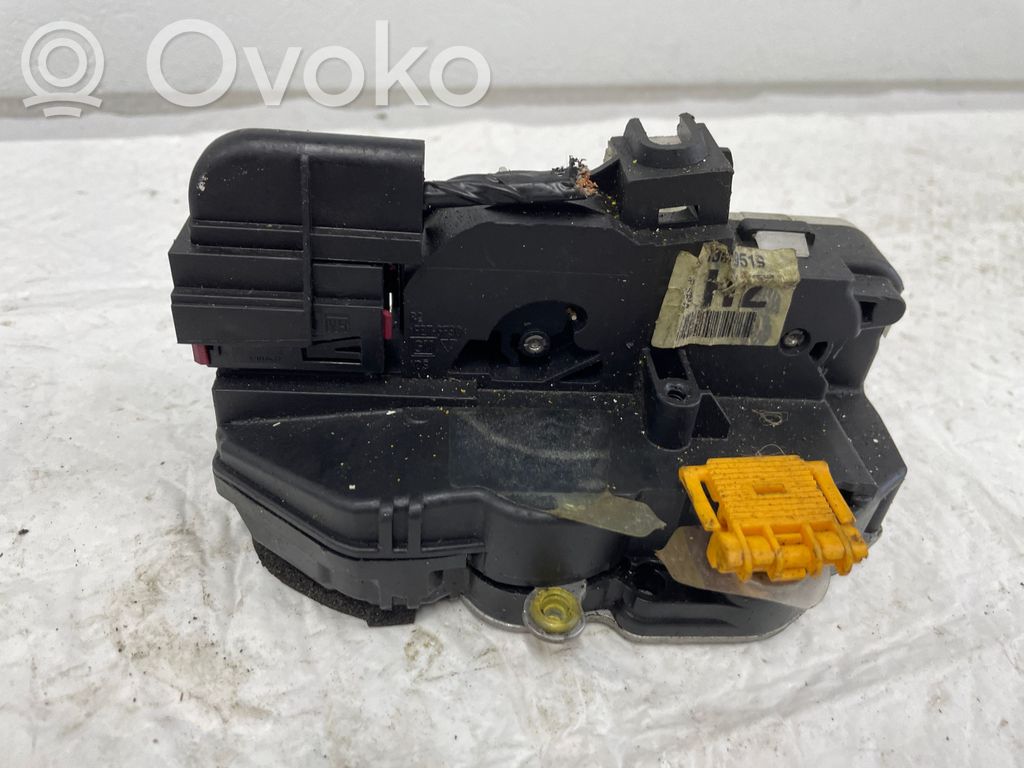 Opel Astra J Priekšpusē slēdzene 