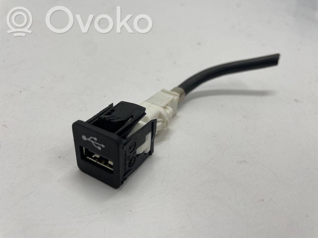 BMW 3 G20 G21 USB socket connector 