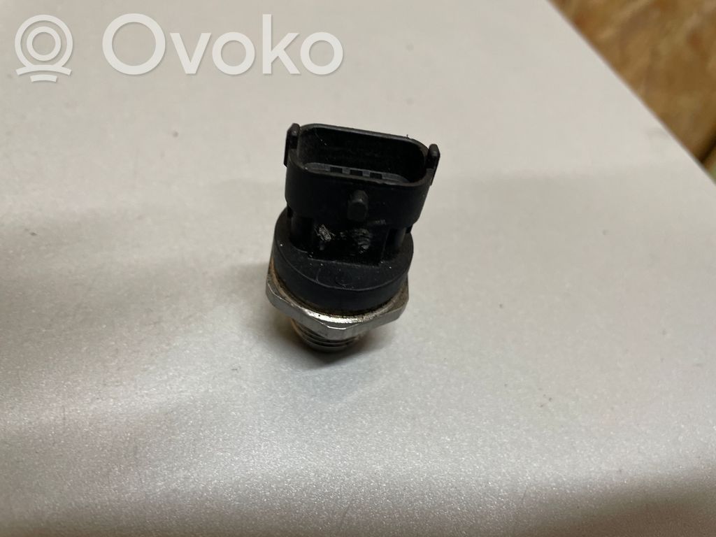 Opel Astra H Czujnik ciśnienia paliwa 