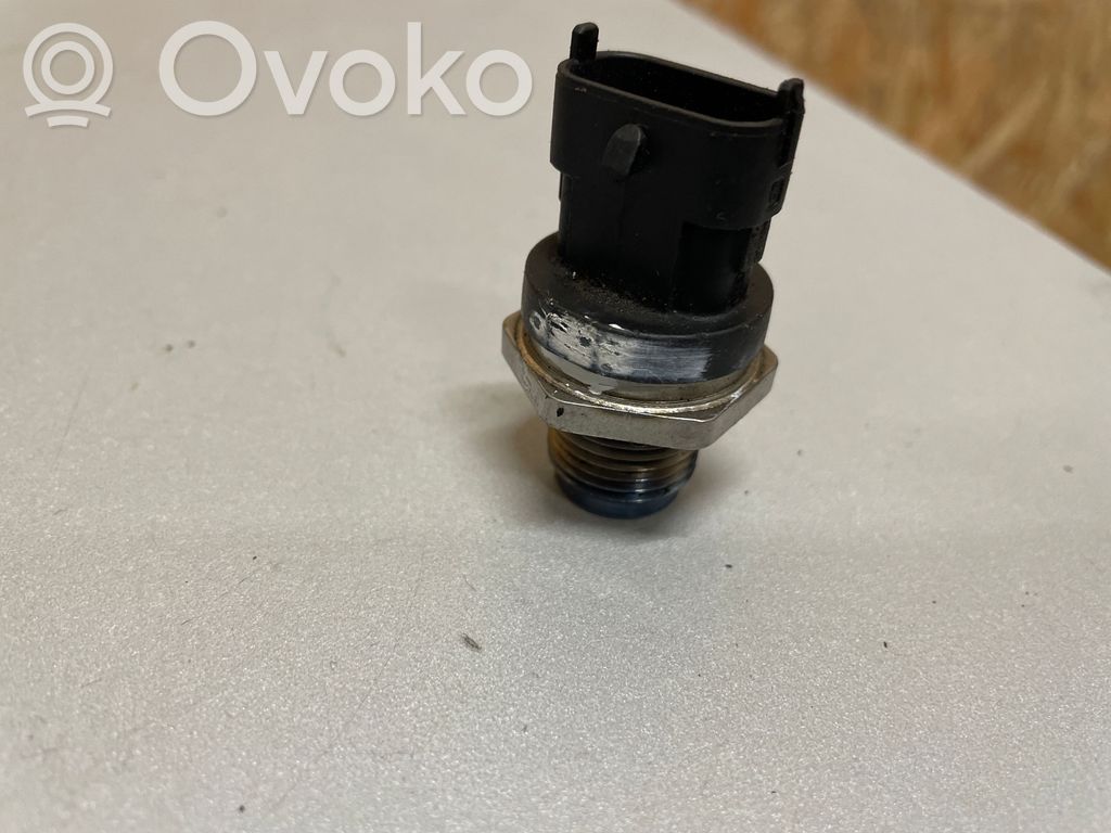 Opel Astra H Czujnik ciśnienia paliwa 