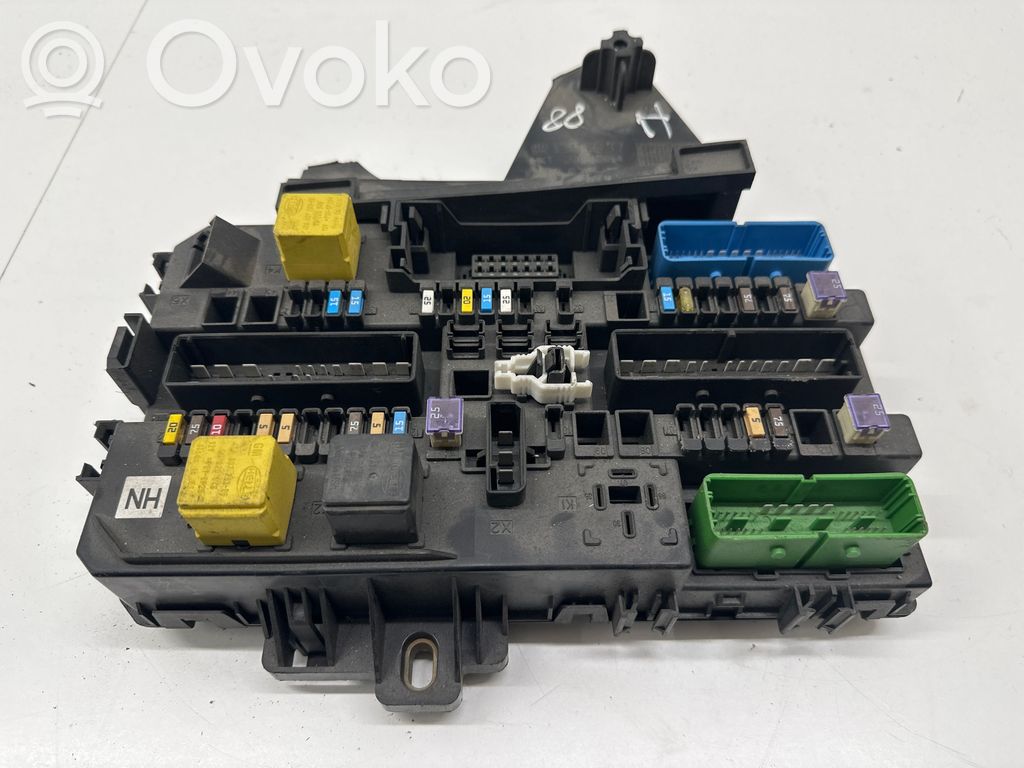 Opel Astra H Saugiklių blokas 