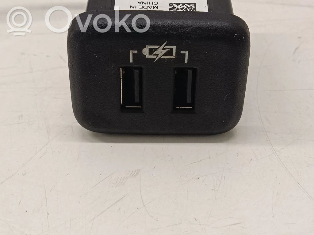 Opel Insignia B USB socket connector 