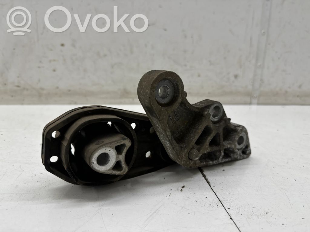 Ford Puma Engine mounting bracket 