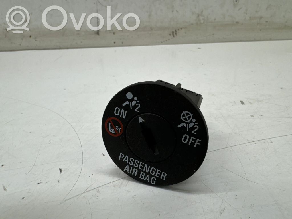 Opel Insignia B Passenger airbag on/off switch 