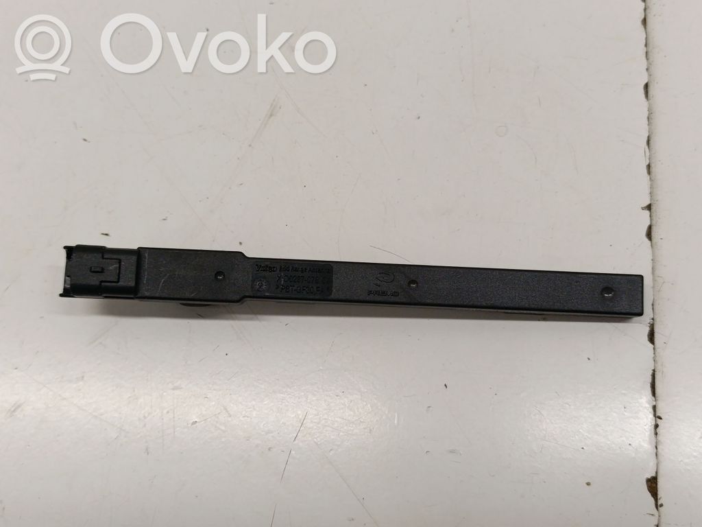 Opel Astra L Radion pystyantenni 
