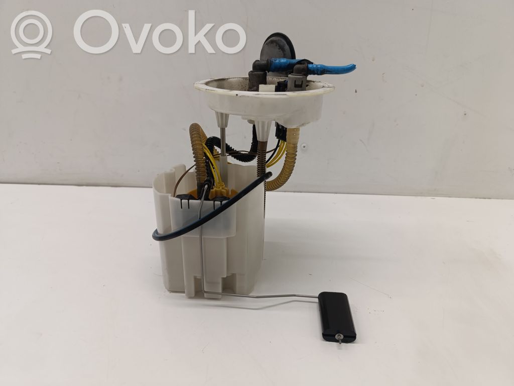 BMW 2 F46 Bomba interna de combustible 