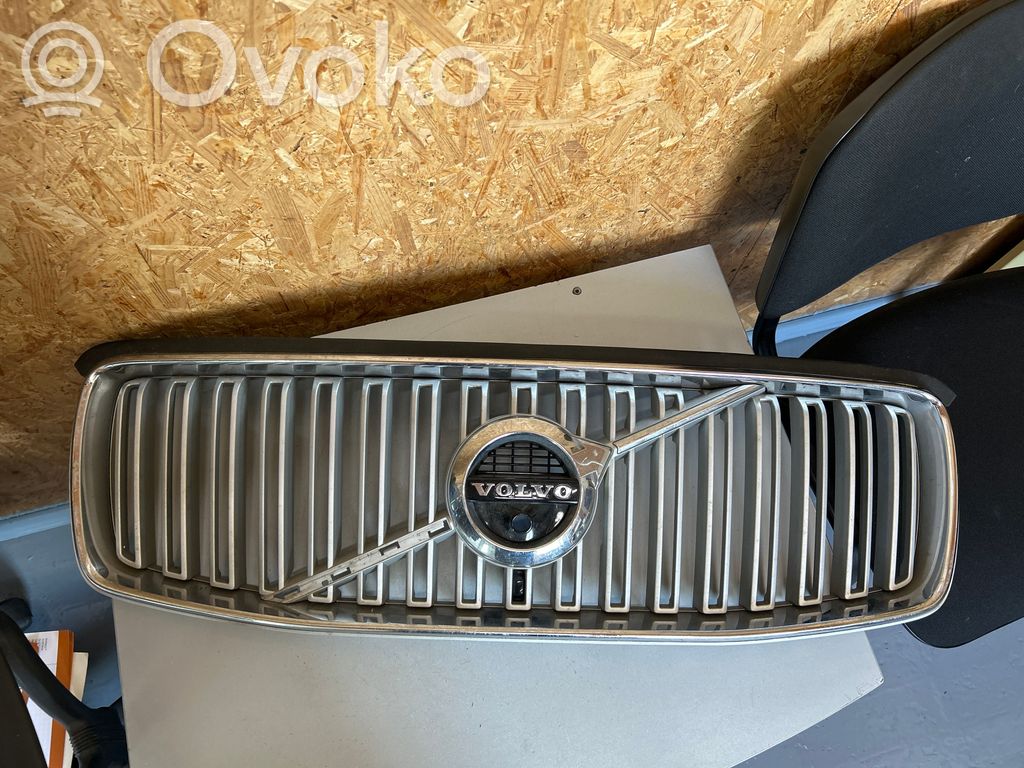 Volvo XC90 Etupuskurin ylempi jäähdytinsäleikkö 