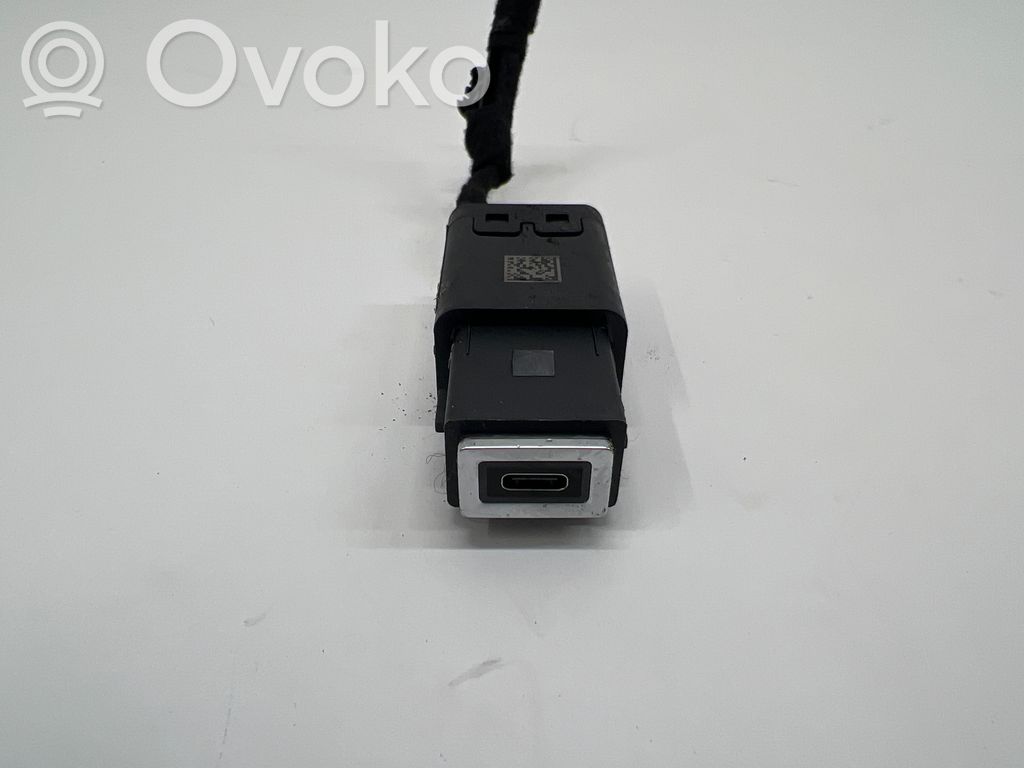 Opel Astra L USB-pistokeliitin