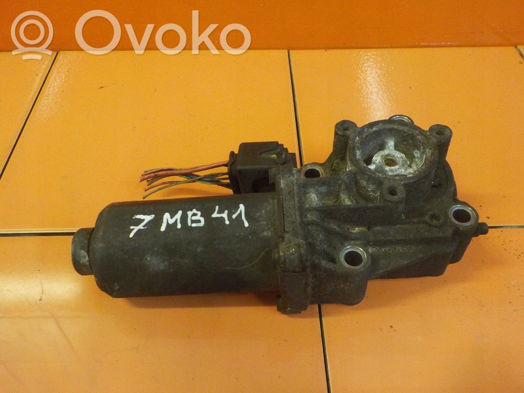Land Rover Discovery 3 - LR3 Pavarų dėžės detalė 