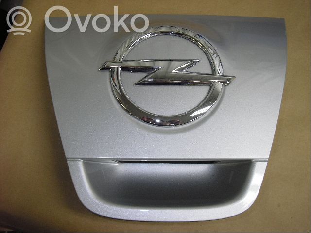 Opel Astra J Uchwyt / Rączka zewnętrzna otwierania klapy tylnej / bagażnika 