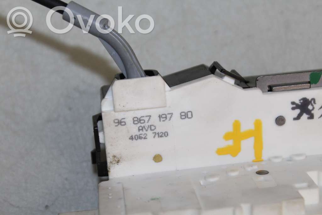 Citroen C4 I Etuoven lukko 