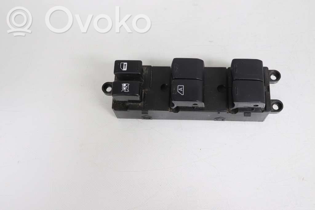 Electric window control switch   83071FG030