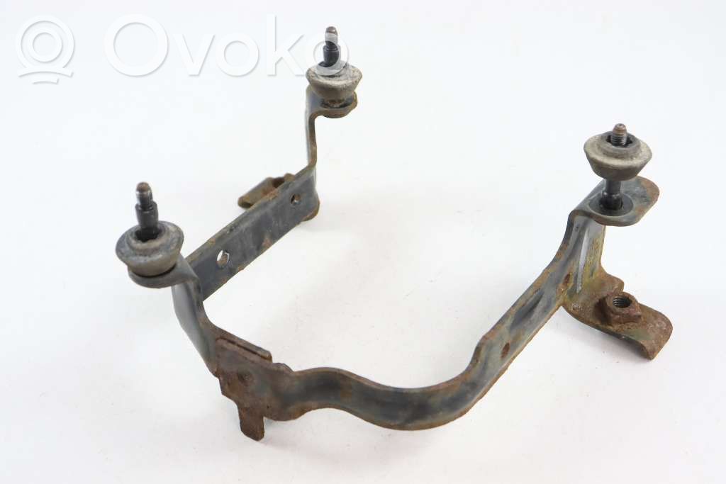 Ford Focus Ohjaustehostimen pumpun kannake 