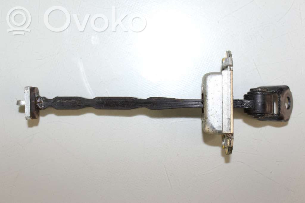 Nissan Note (E12) Takaoven pidätin 
