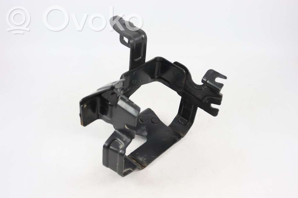 Volvo V60 Power steering pump mounting bracket 