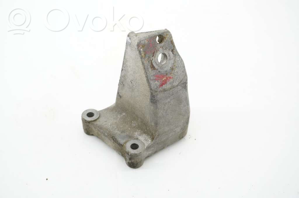Volvo 740 Engine mounting bracket 
