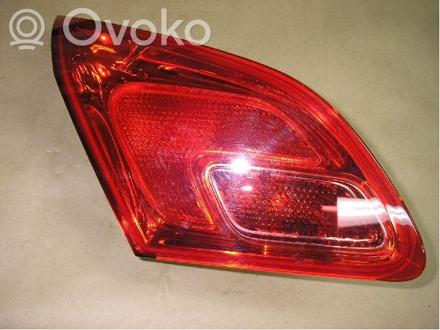 Opel Astra J Aizmugurējais lukturis pārsegā 