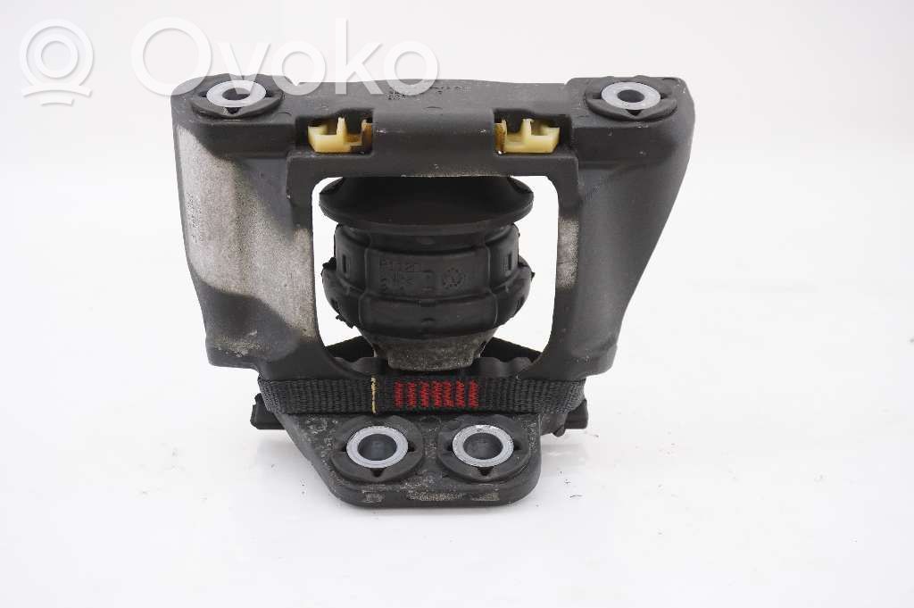 Volvo XC90 Engine mount bracket 