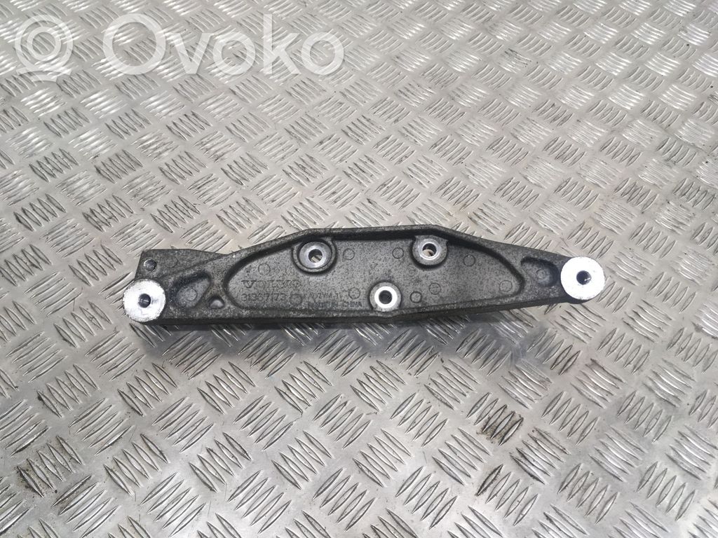 Volvo XC90 Rear differential/diff mount bracket 