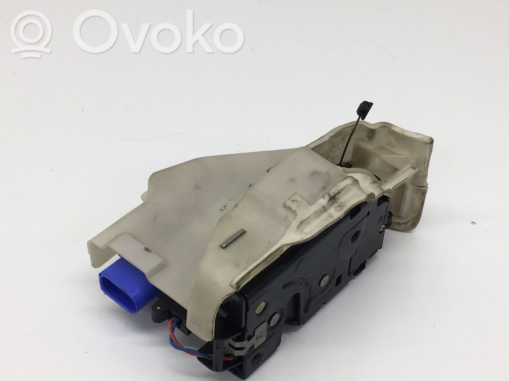 Volkswagen PASSAT CC Front door lock 