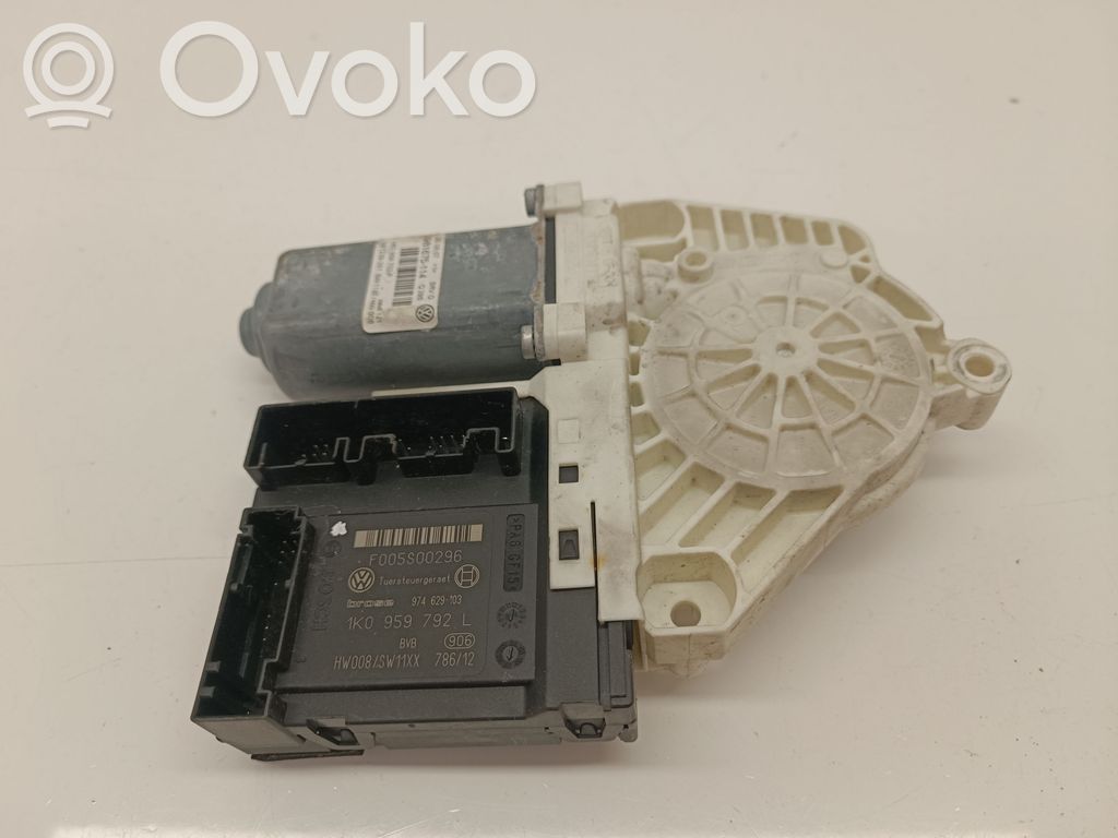 Volkswagen PASSAT B6 Front door window regulator motor 