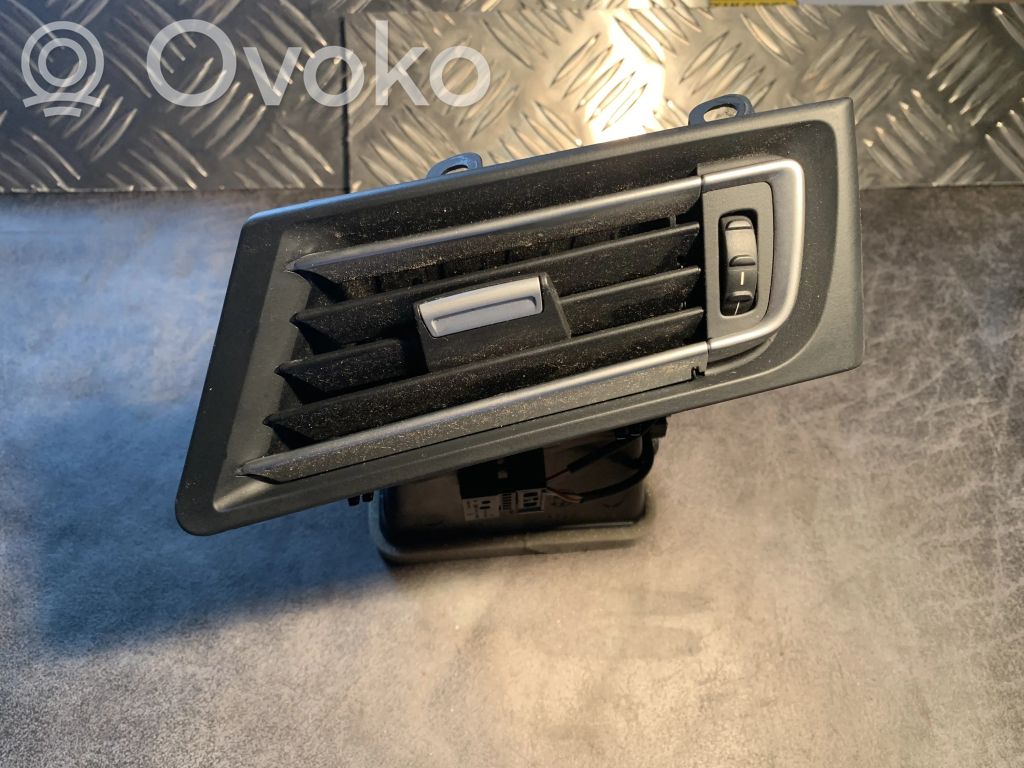 BMW 7 F01 F02 F03 F04 Lango oro grotelės 