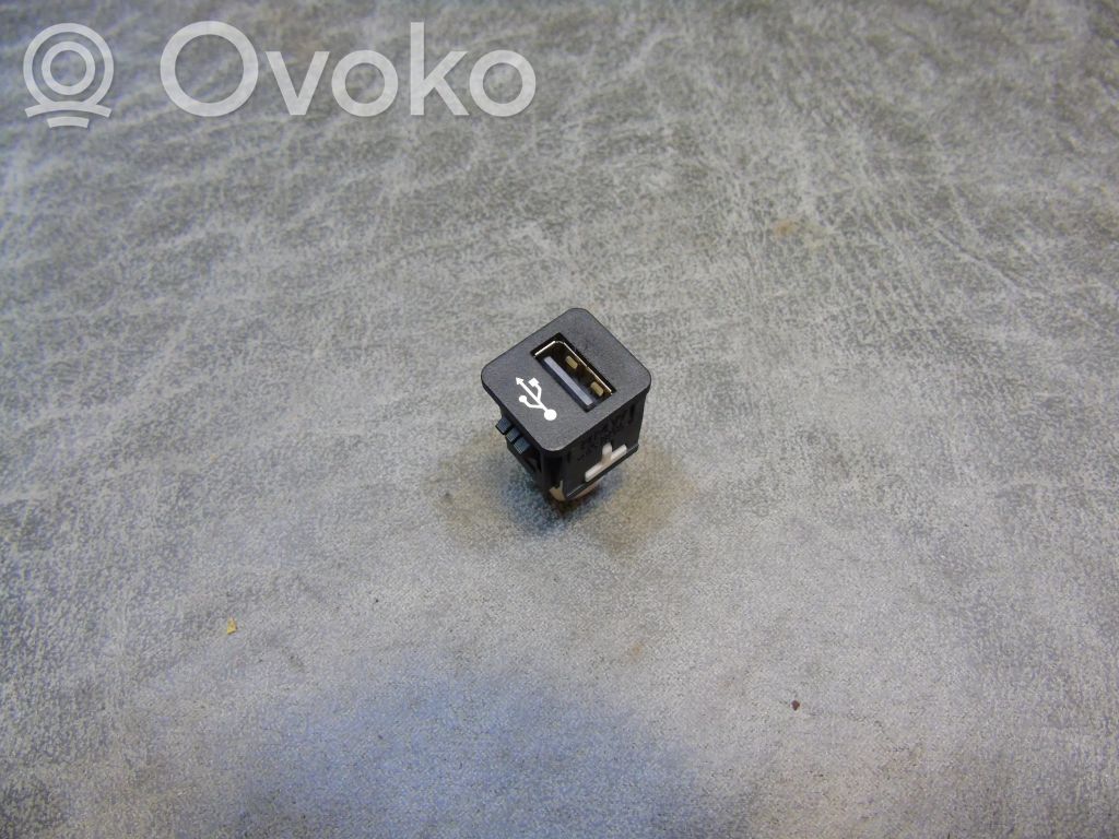 BMW 3 G20 G21 Enchufe conector entrada auxiliar 