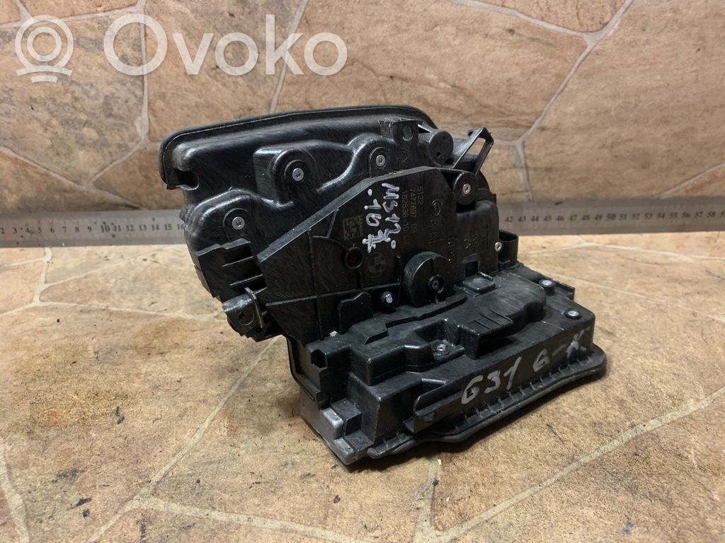 BMW 5 G30 G31 G38 Galinių durų spyna 
