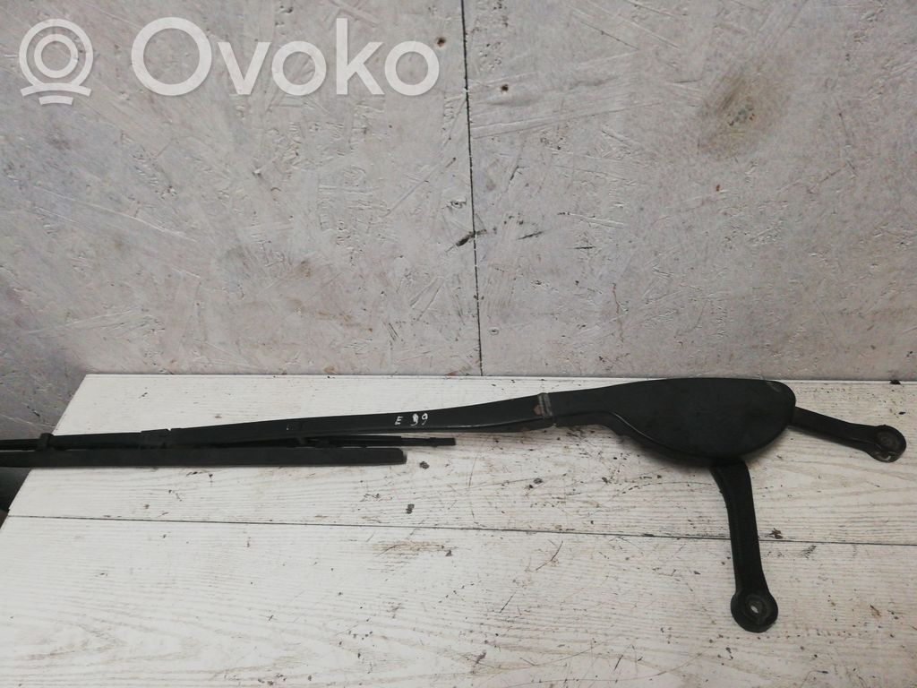 Front wiper blade arm