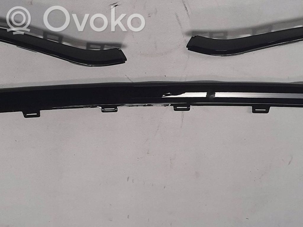 Audi Q8 Moldura embellecedora de la barra del amortiguador trasero 