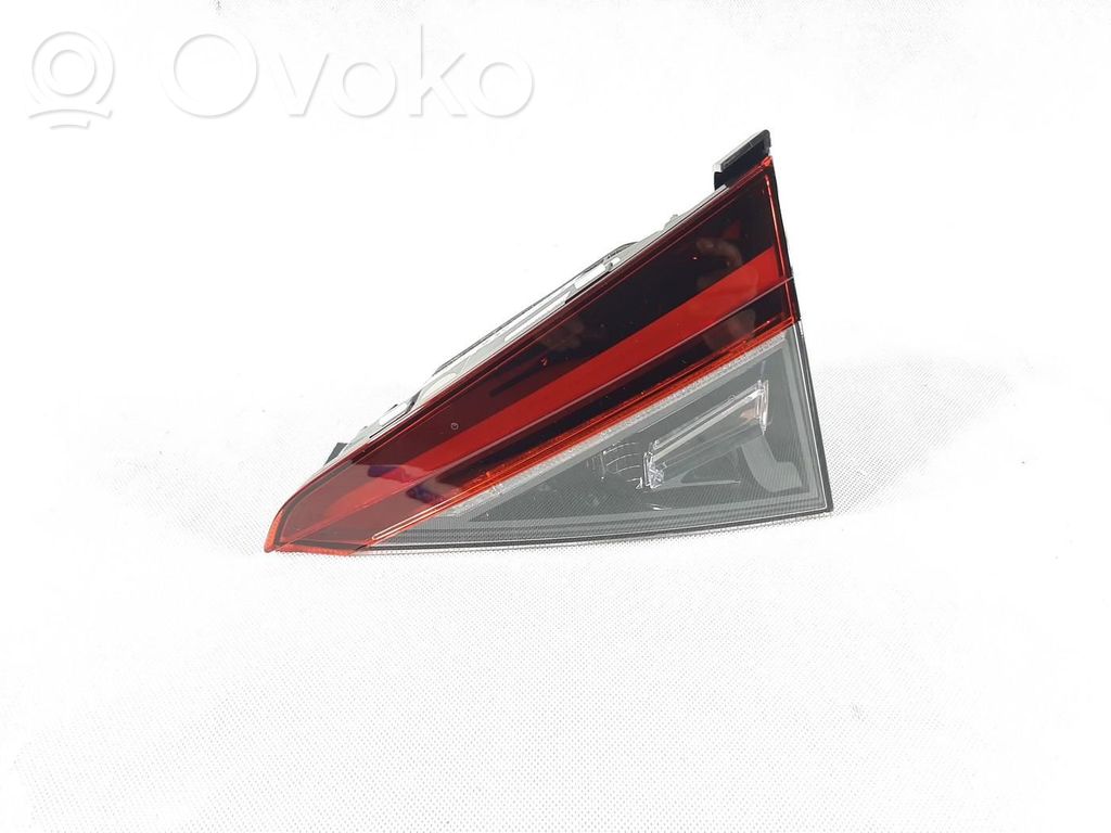 Skoda Superb B8 (3V) Lampy tylnej klapy bagażnika 