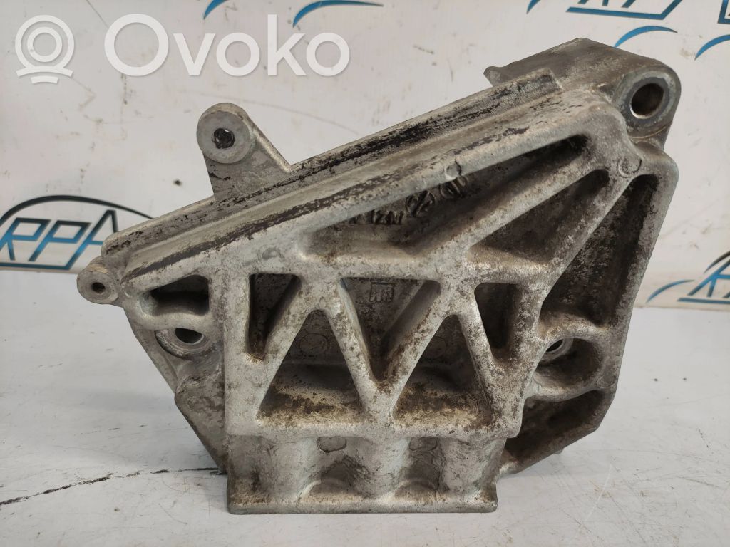 Chevrolet Captiva Engine mounting bracket 