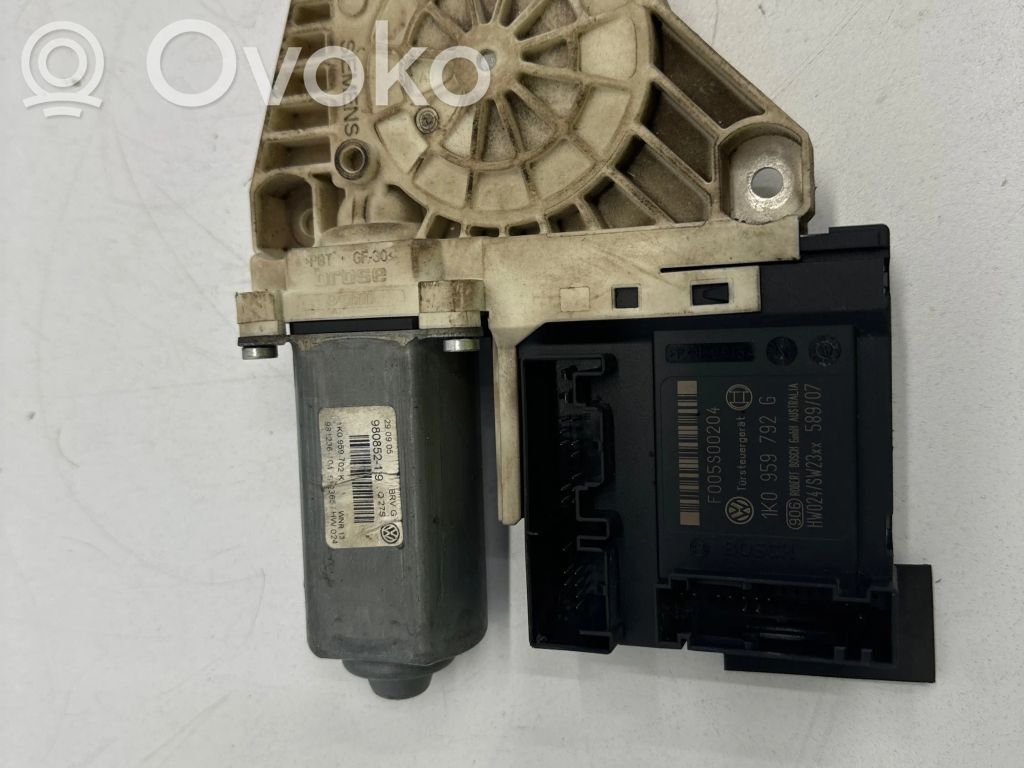 Volkswagen PASSAT B7 Silnik regulatora szyby drzwi przednich 