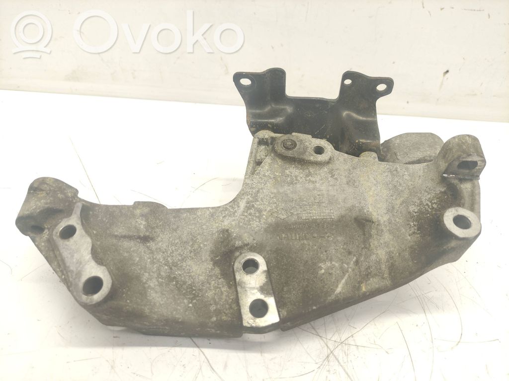 Engine mounting bracket   8200741758,M9R780