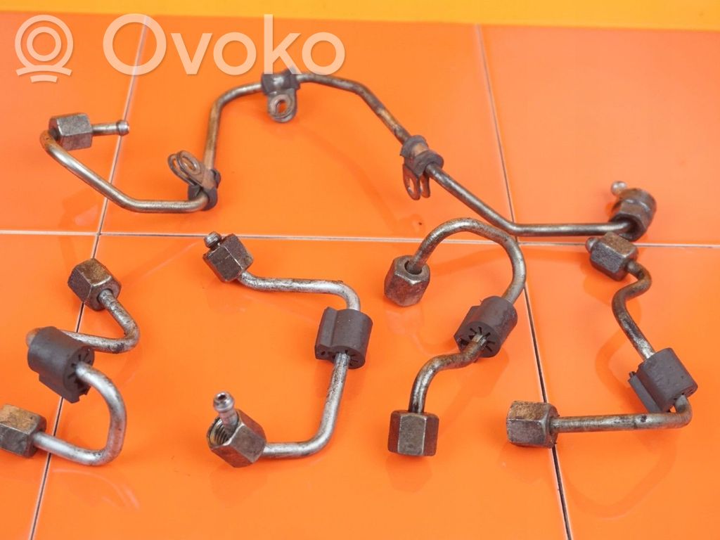 Volkswagen PASSAT B7 Fuel injector supply line/pipe 