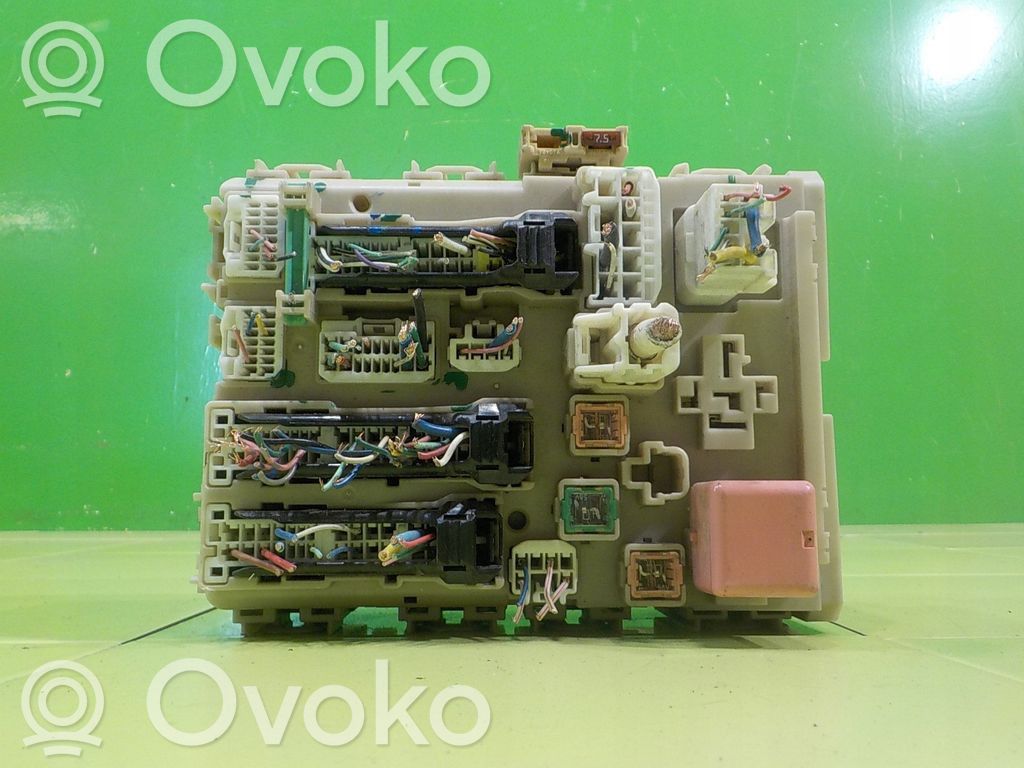 Toyota Avensis T270 Saugiklių dėžė (komplektas)