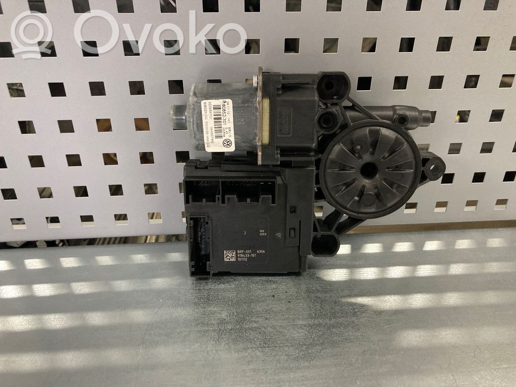 Volkswagen PASSAT B7 Silnik regulatora szyby drzwi przednich 